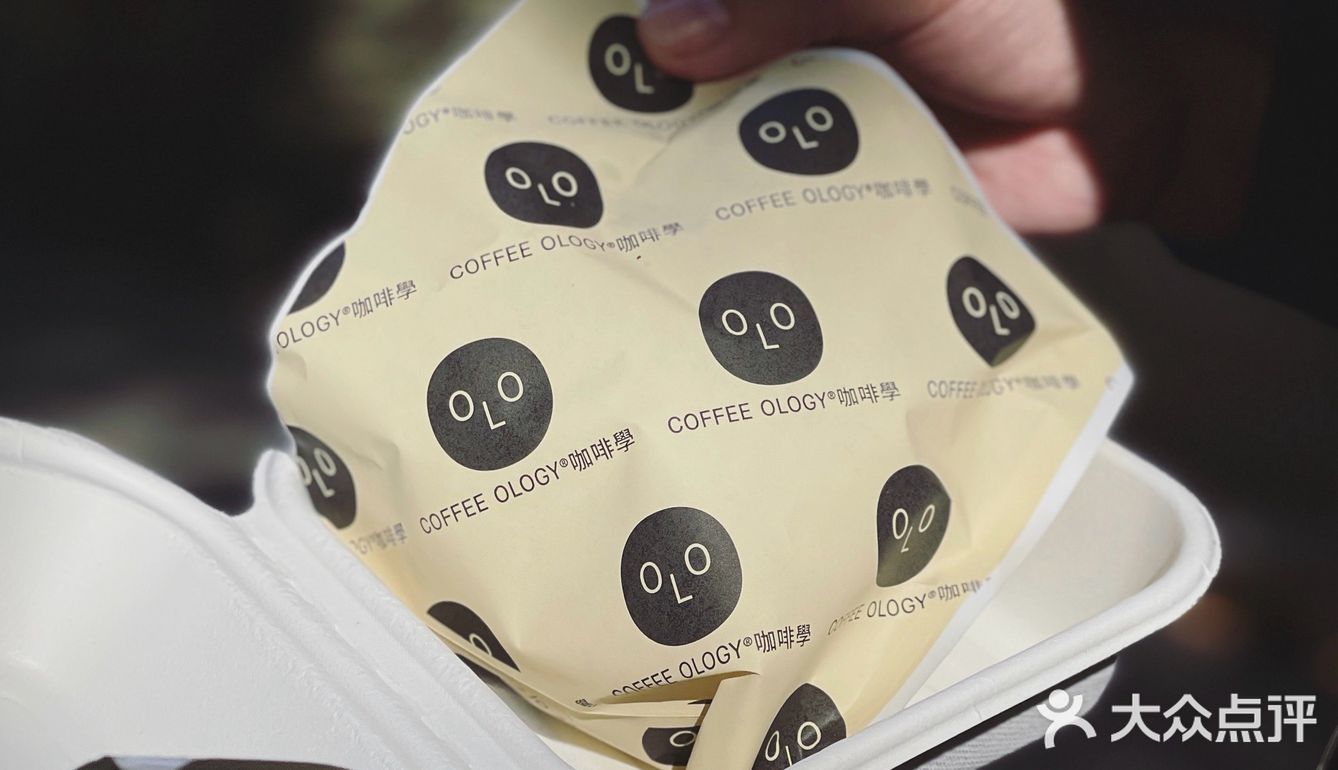 大口咀嚼，肌理之純粹。舌尖流連，和牛之甘美。