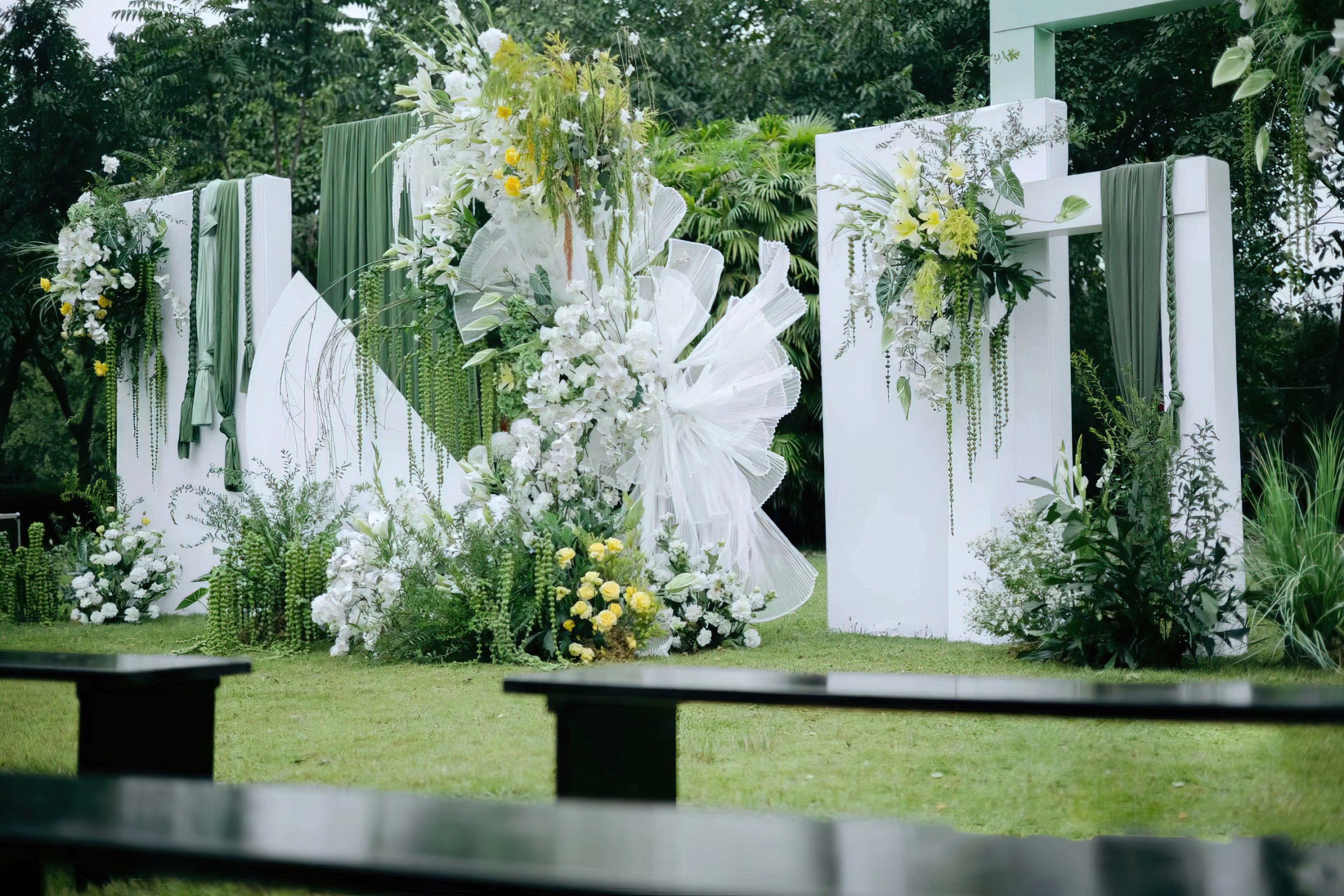 清新户外婚礼布置