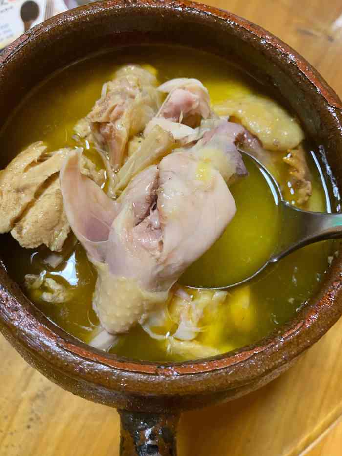 打分 瓦罐鸡汤很鲜,价格不便宜.别的菜一般般啦,有点油腻.