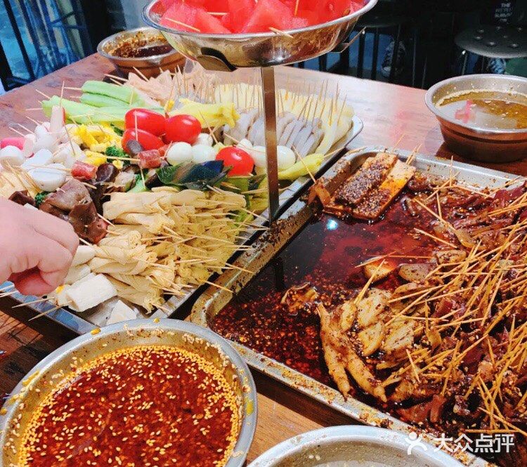 提前煮好的菜用牙签串好，荤的素的都一个价，按签收费