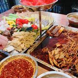 提前煮好的菜用牙签串好，荤的素的都一个价，按签收费