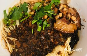 Spicy Sauce and Pickled Cabbage Steamed Pork with Dry Noodles