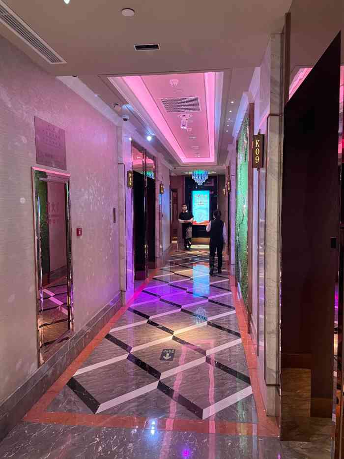 非常棒帅哥美女很多很亮眼服务好