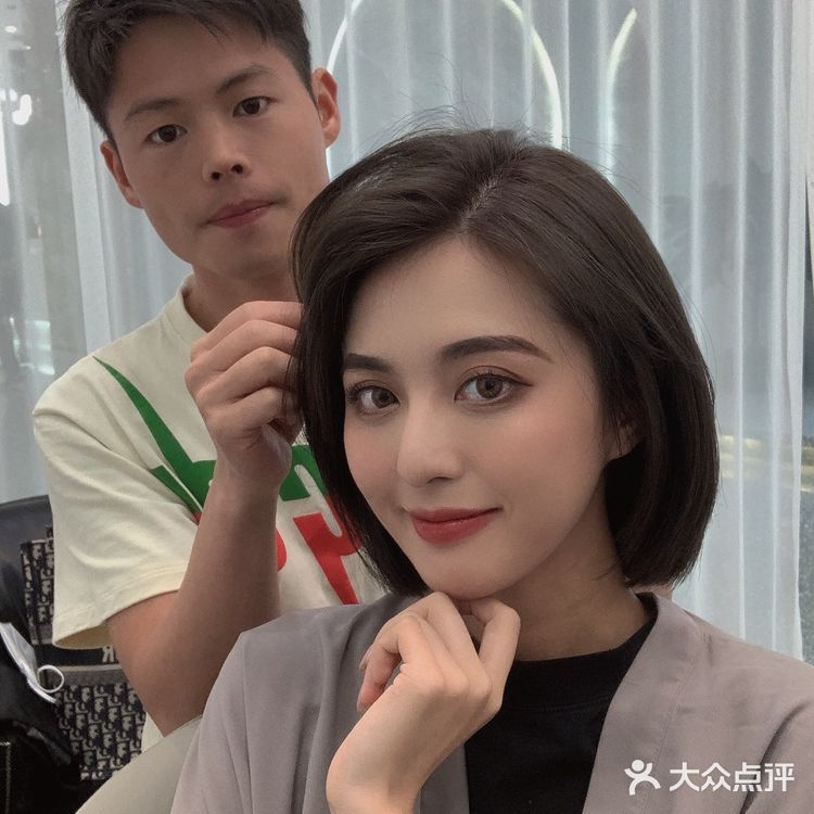 很火的广州校花胡森妹妹在长沙，烫头发、染头发、剪头发💇