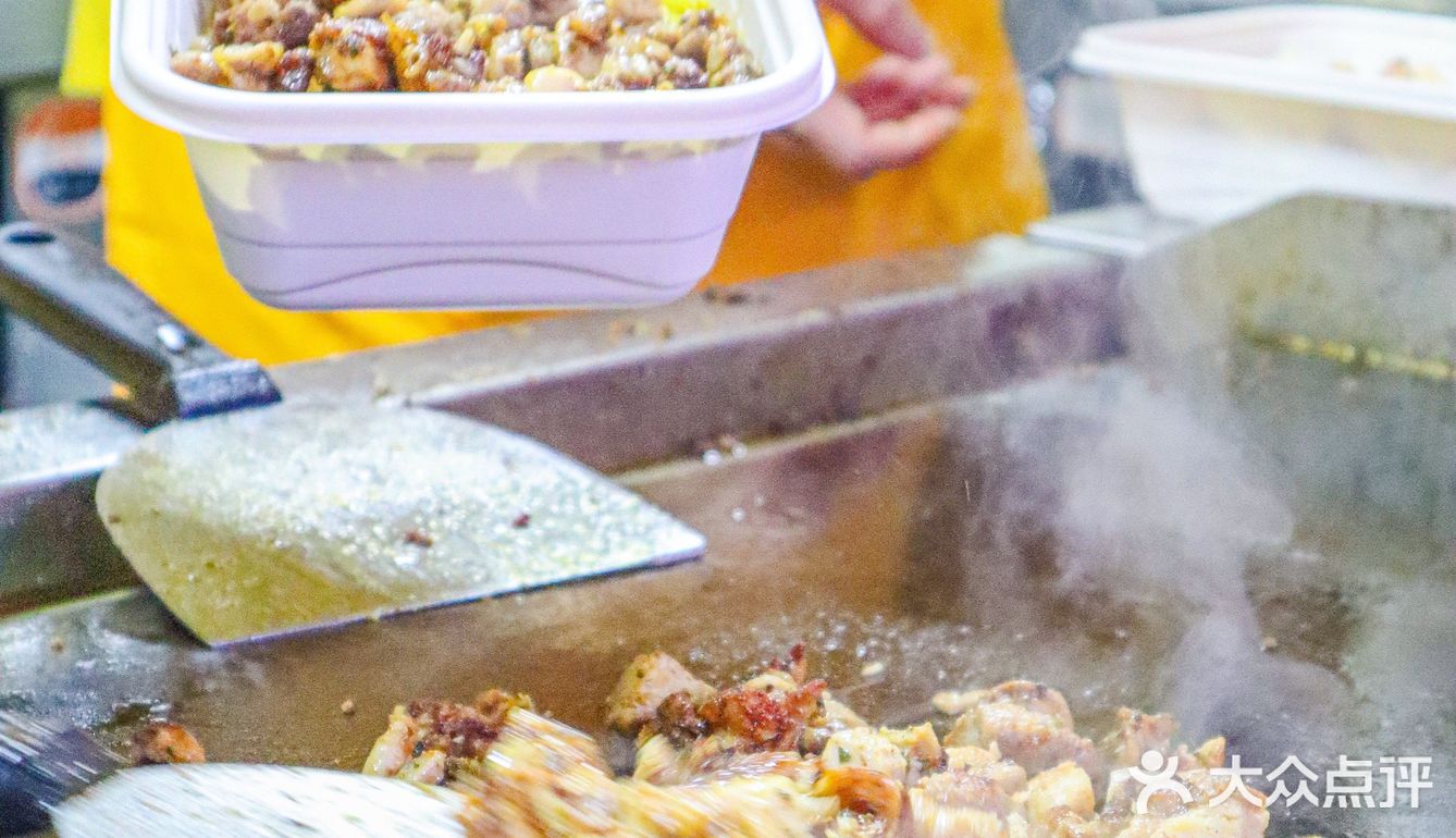 在江汉路！我也吃到了纽约曼哈顿街头最火🔥的哈辣鸡饭