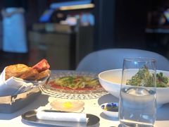 凯撒沙拉配温泉蛋-牛排家(北京长安街英皇集团中心店)
