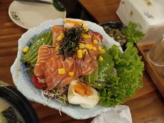 三文鱼牛油果沙拉-百步拉面