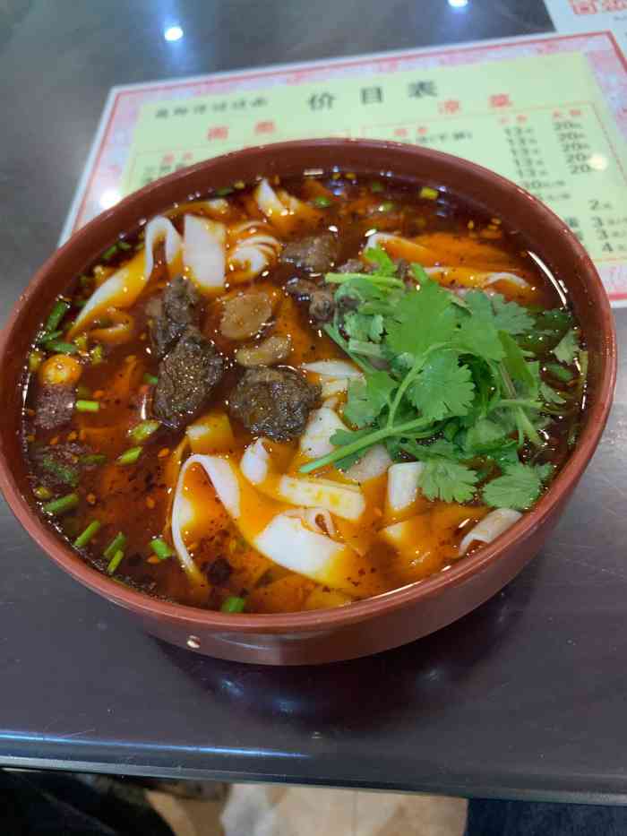 路过雅安顺便搜了一家哒哒面店,到的时候突然来了好多老年人,估摸着这