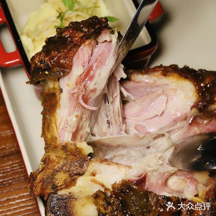 居然用宾利做装饰品?这家汽车餐厅真有料!