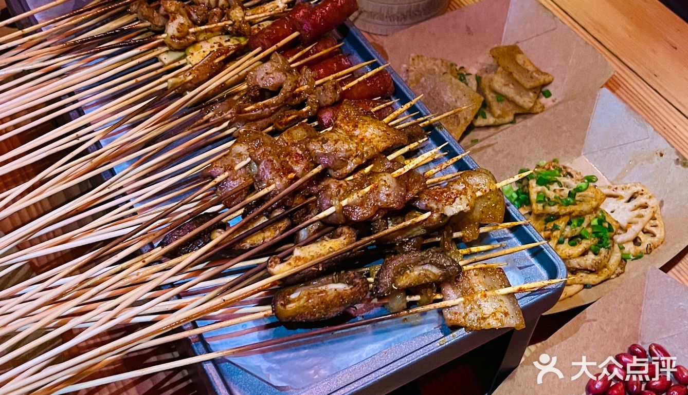 满满市井气的洒家小串🔥有酒有肉太滋味了🍻