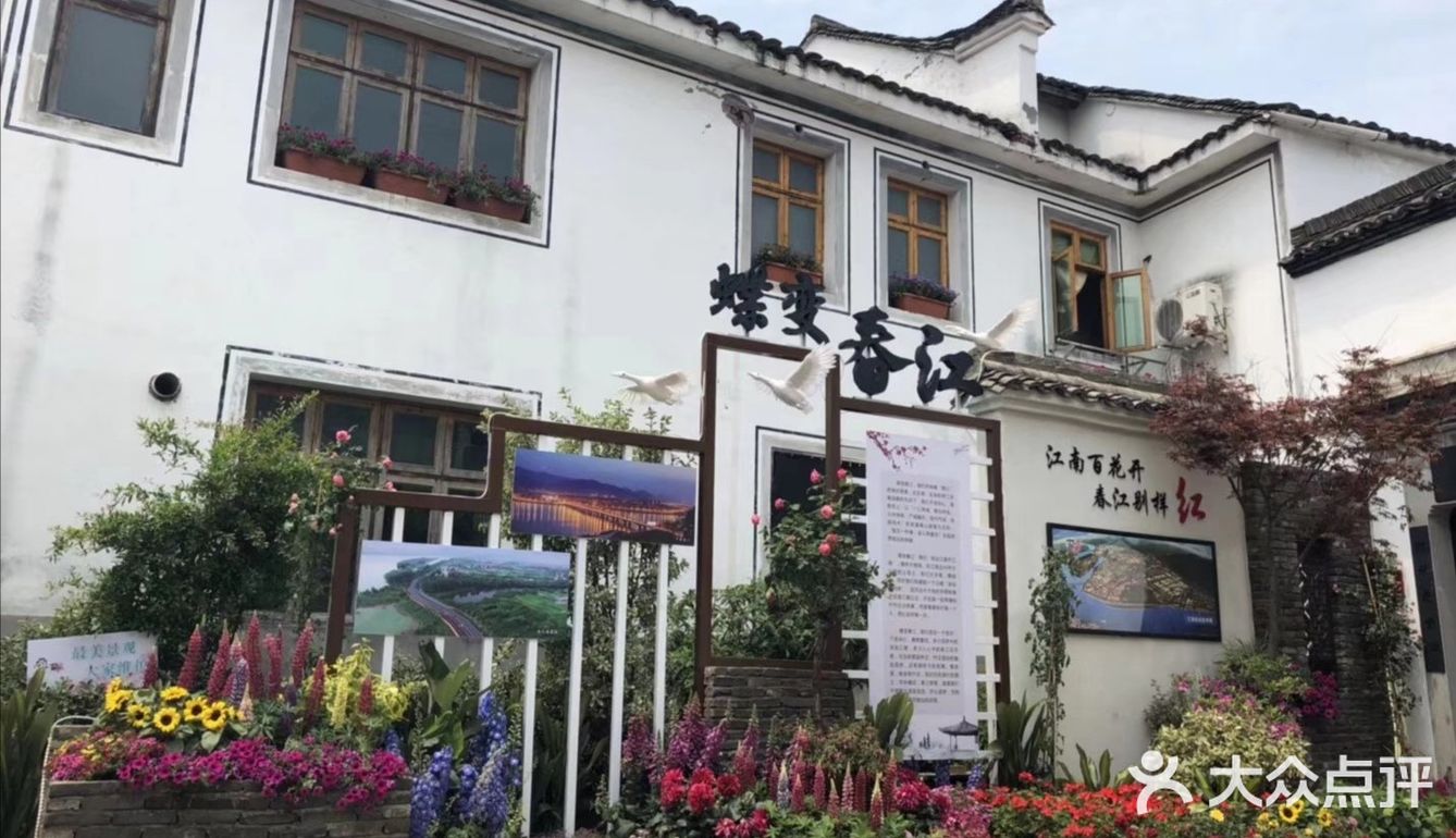 这个古镇的一些建筑非常的复古