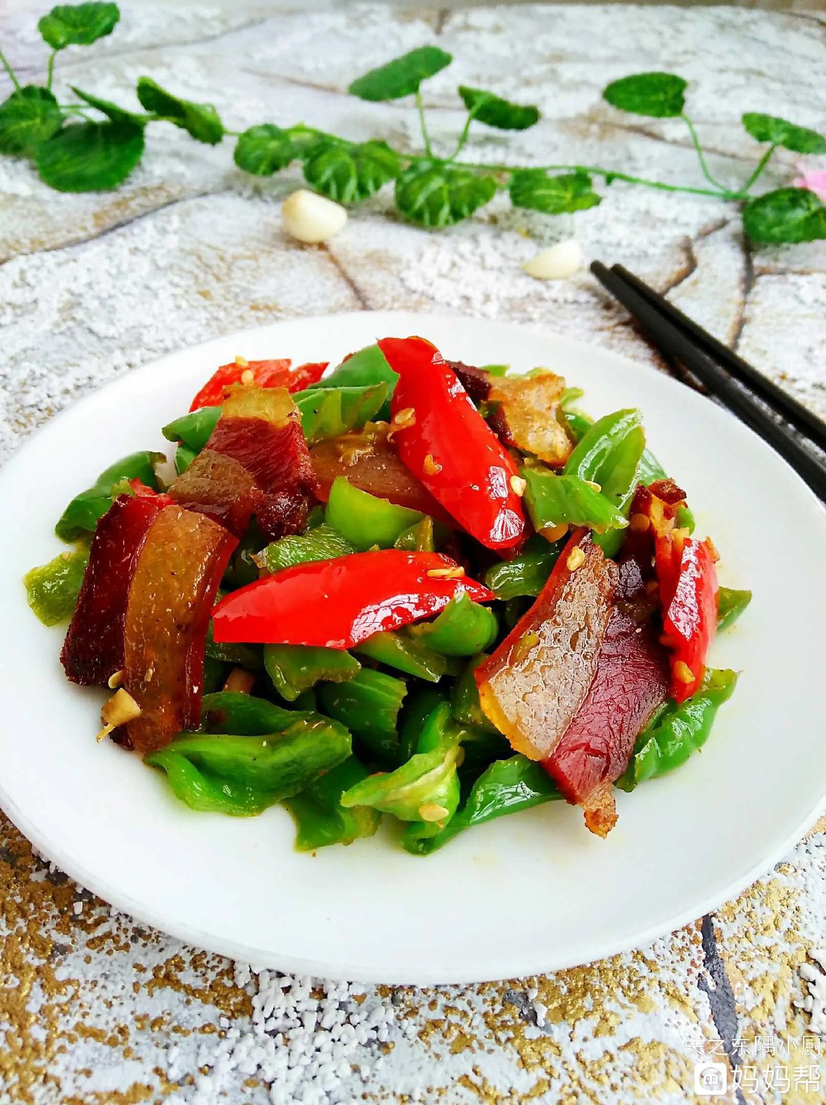 制作双椒爆腊肉,首先将腊肉切片,青红椒切