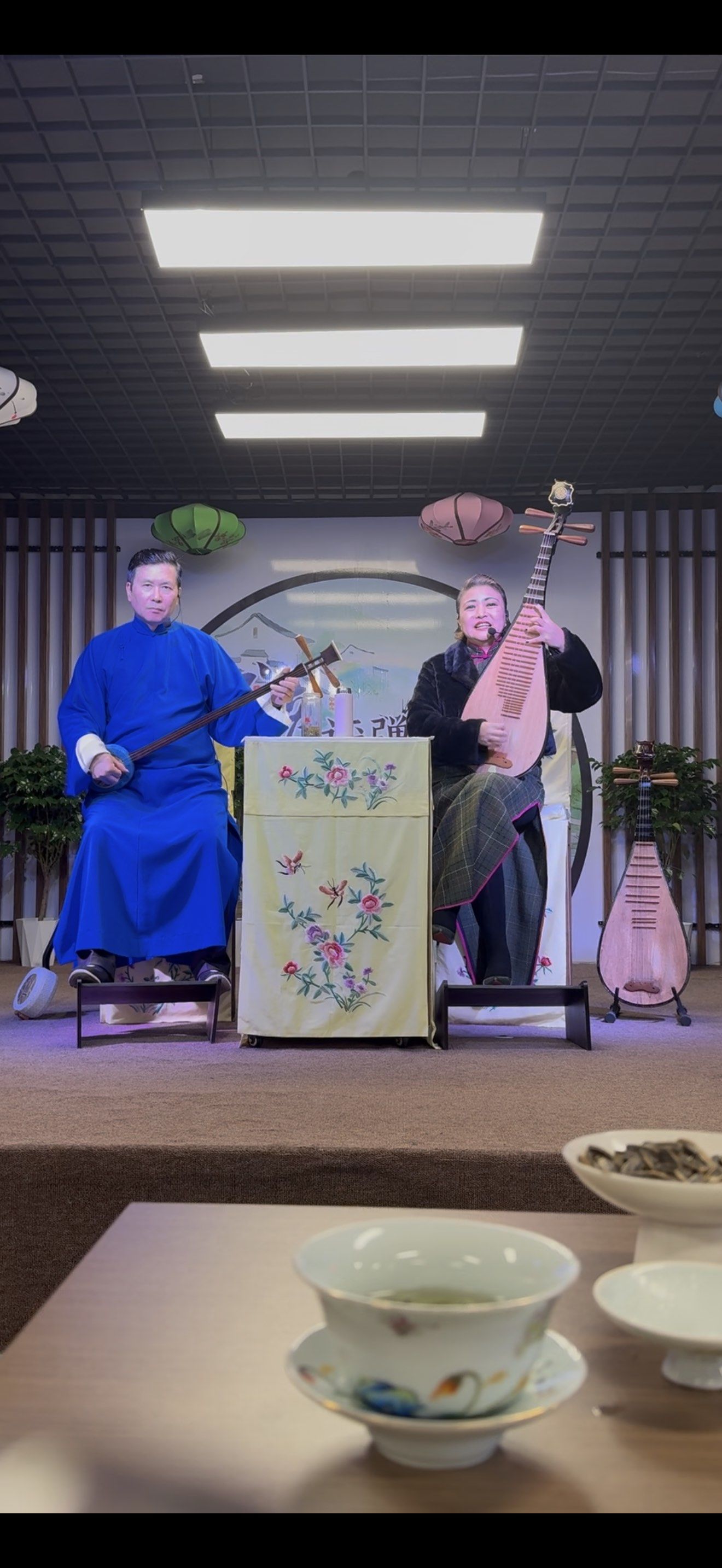 评弹演出场地环境清幽,布置雅致,营造出浓