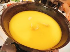 浓厚原只鸡煲花胶汤-鲜入围煮花胶鸡海鲜火锅