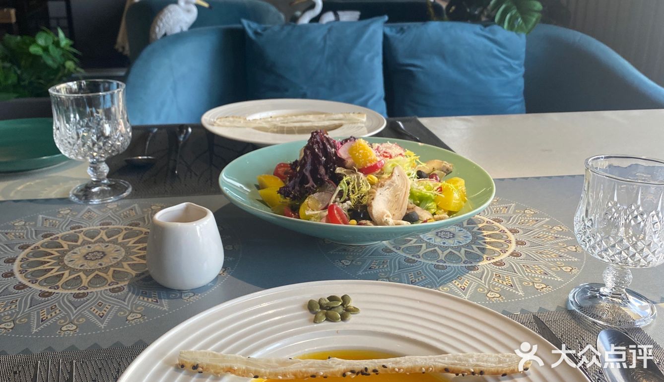 宝子们，今天来享受了一场超有氛围感的西餐