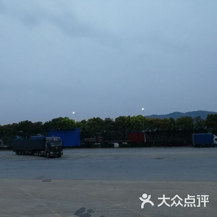 月亮湖服务区停车场