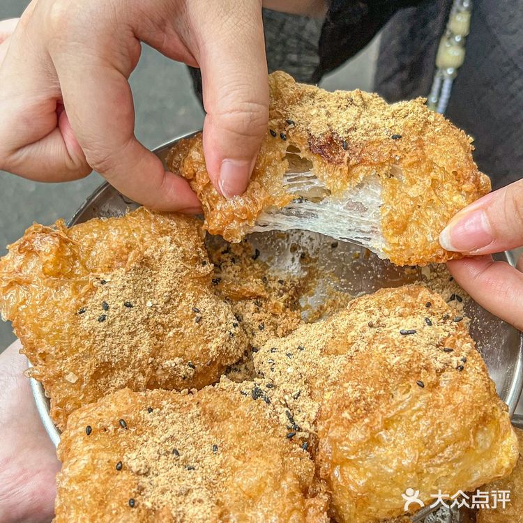 成都街头好浪漫，吃公路火锅听摇滚氛围绝