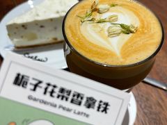 栀子花梨香拿铁-Seesaw Coffee(上海尚悦湾店)