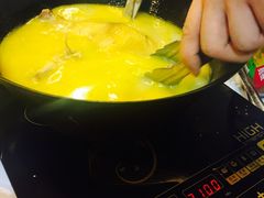 浓厚原只鸡煲花胶汤-鲜入围煮花胶鸡海鲜火锅