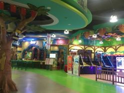 -维佳童话镇演出现场(徐东店)