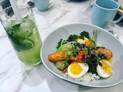 三文鱼牛油果饭-théATRE茶聚场·餐厅(环球金融中心店)