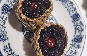 Black Rice in Bamboo Steamer
