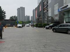 -枫蓝国际购物中心-地面停车场