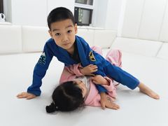 -菠萝格斗巴西柔术训练馆