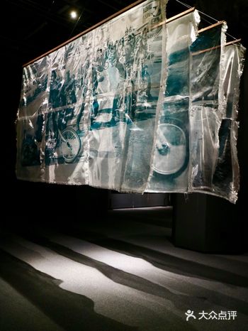 赶在罗素杨展览的末班车,去了艺仓美术馆看这个满是色彩