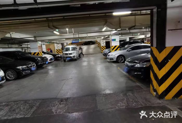 吴山花鸟城-停车场图片