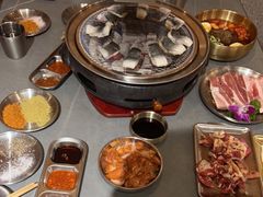 -围炉肉舍•炭烤活鳗•丹东海鲜烤肉(步行街店)