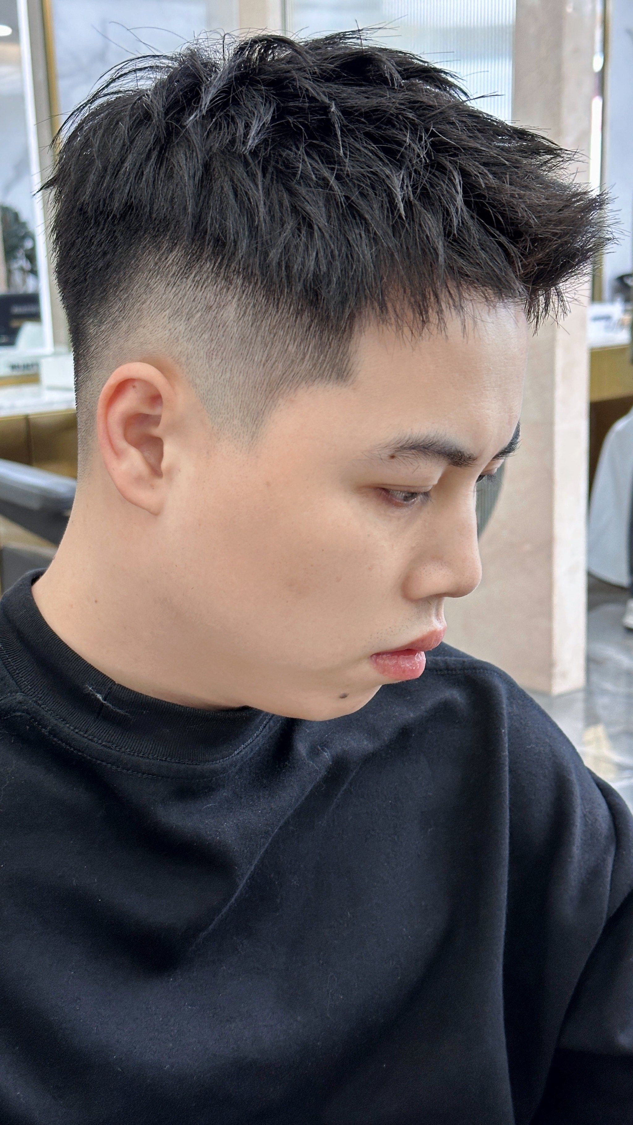 鬓角渐变效果,由白到黑灰渐增效果,头顶清爽短发层次感分明,清爽短发