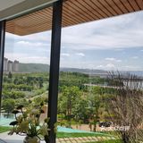 我们是把车停在山语桃源售楼部门口，然后环湖一圈