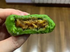 咸蛋黄肉松青团-王家沙点心店(西康路店)