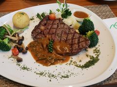 -Chom Cafe and Restaurant