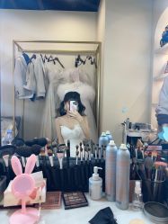 -现代经典婚纱摄影