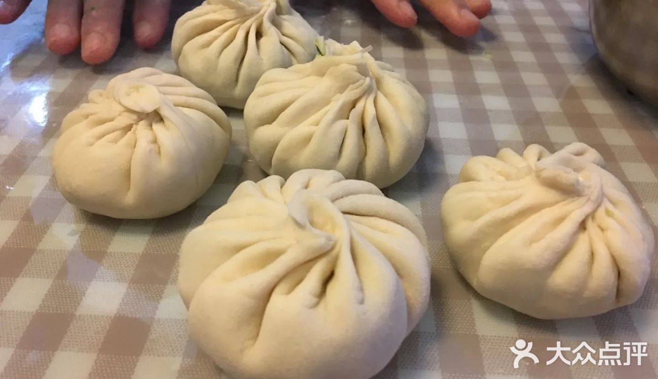 水温八九十度吧，揉制均勻后在温暖的地方靜置半个小時