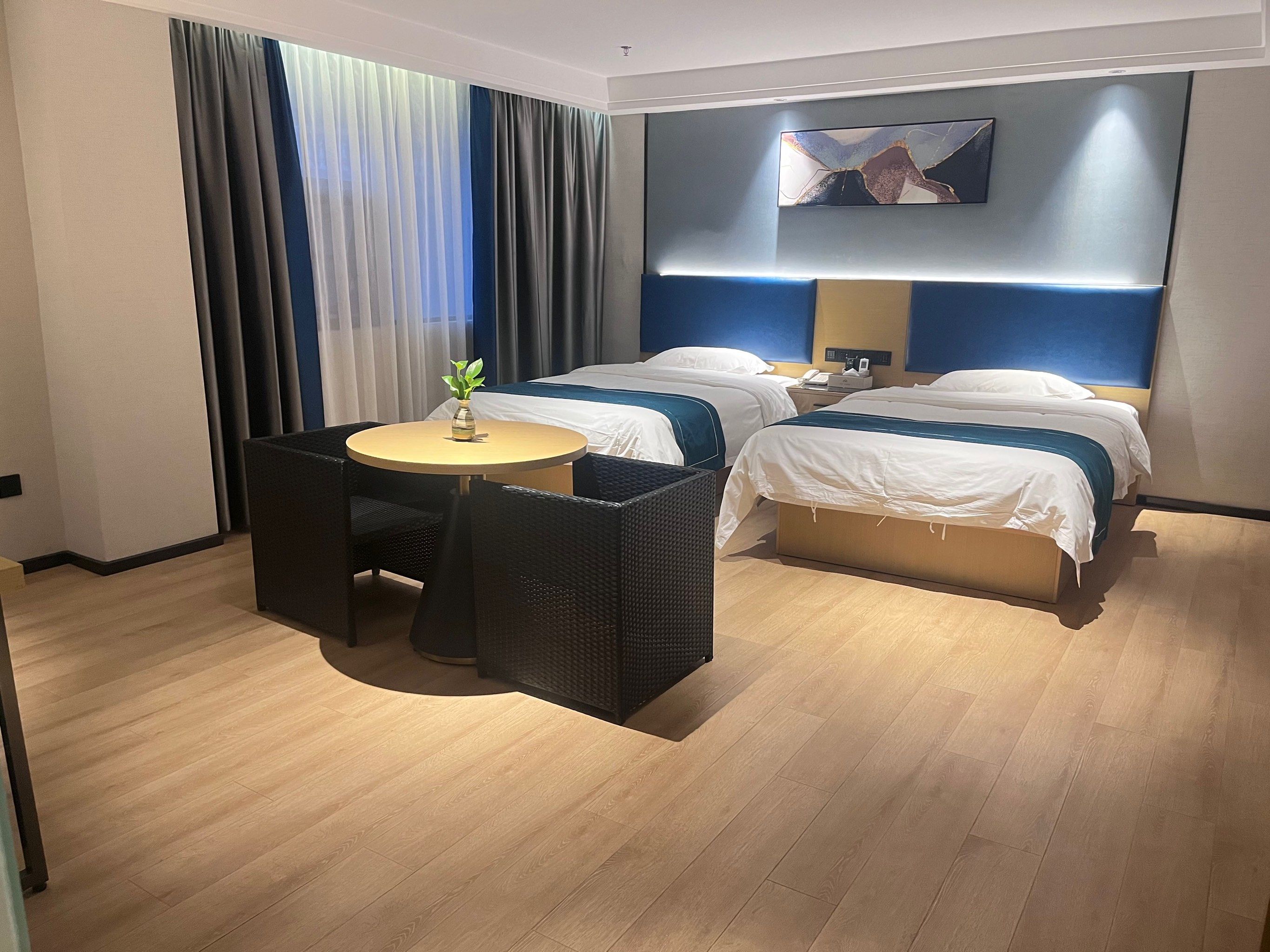 和闺蜜来到桂平
手机上面看了几家酒店
这家看上眼了
如果没让