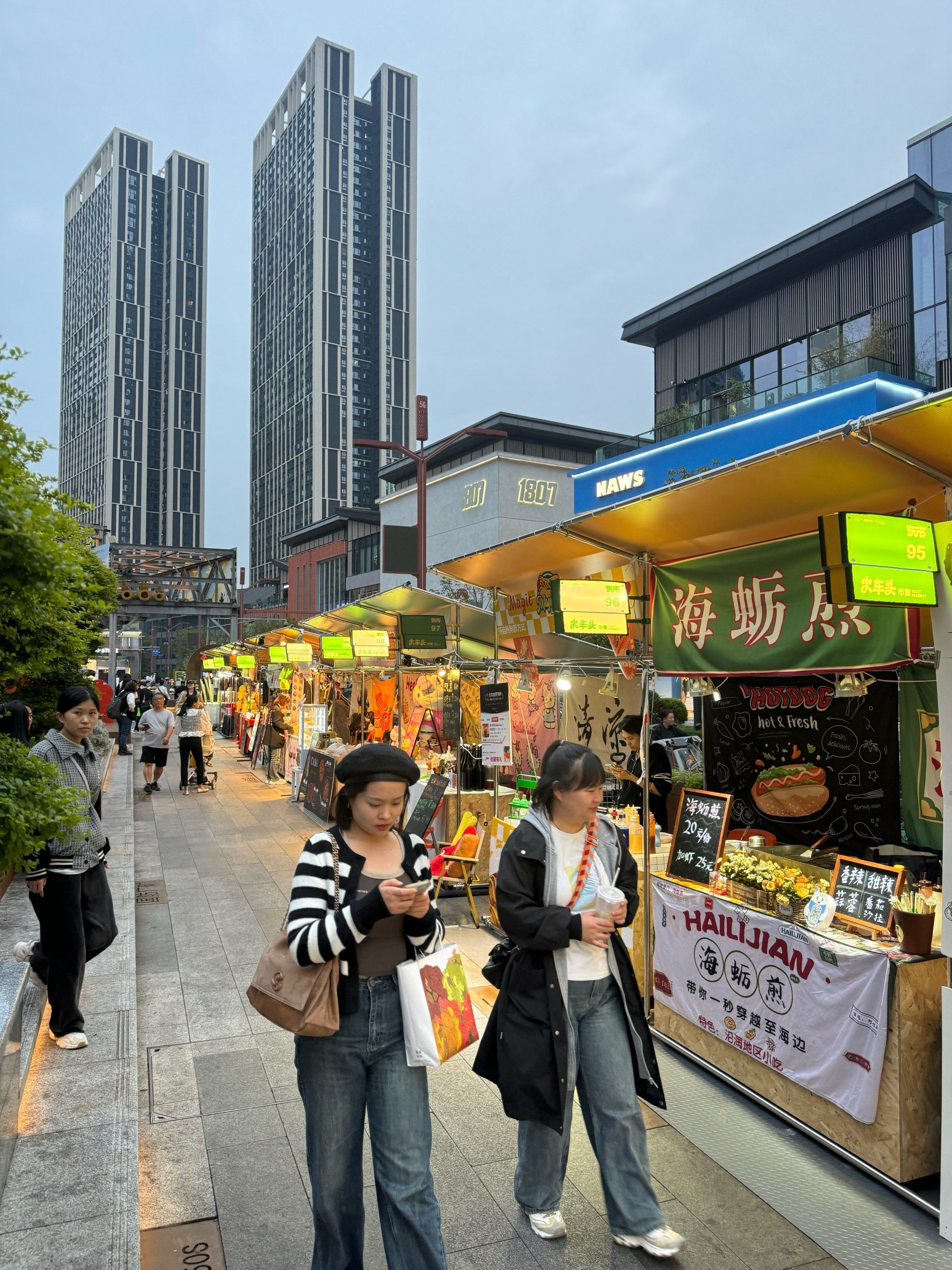 夜市摊位逛不停,东郊记忆的市集来对啦