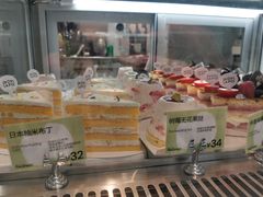 面包甜点陈列柜-PAOPAO Bakery&Café(港汇店)