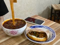 麻辣米线-老字号杨坡红油米线腊汁肉夹馍(东四道巷店)