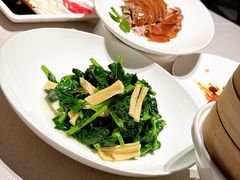 豆黄金炒豌豆尖-四季民福烤鸭店(外滩外白渡桥店)