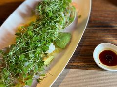 温海鲜色拉配牛油果-Carbon莫卡哆·意大利复古集市餐厅(杭州大厦店)
