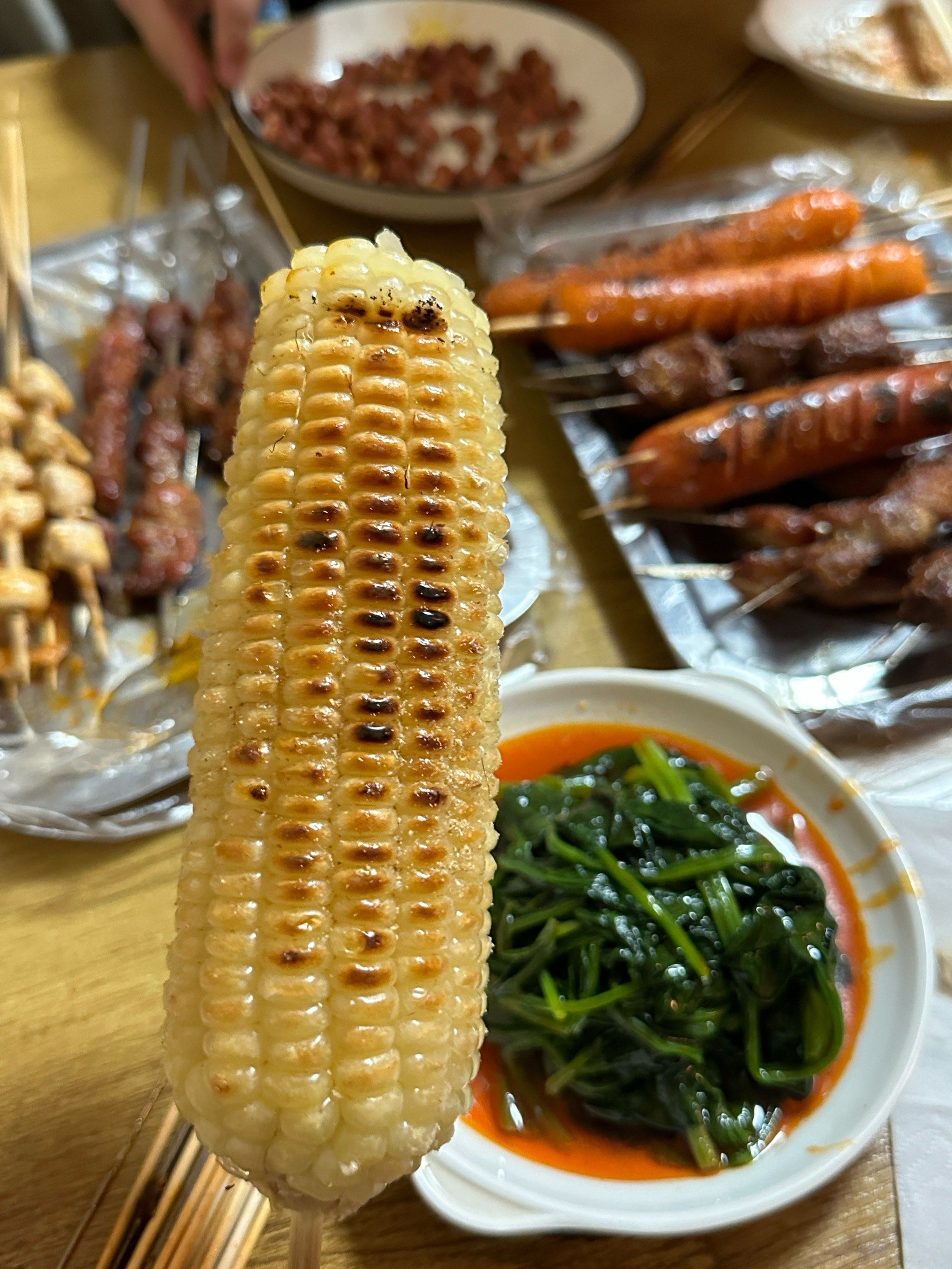 以前在外面点的烤玉米都是小串按把的,这次去吃的烧烤看见有玉米就点