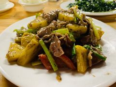菠萝炒牛肉-四更周店烤乳猪