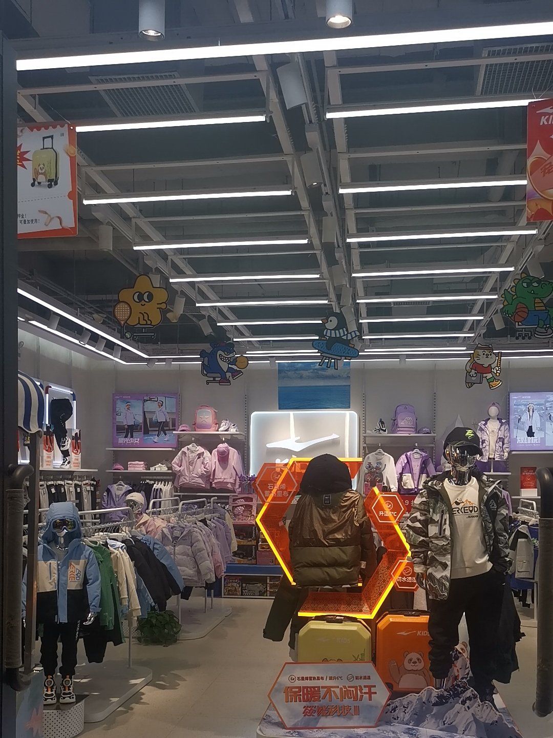 花乡奥莱村鸿星尔克欢迎您的光临,优惠多多