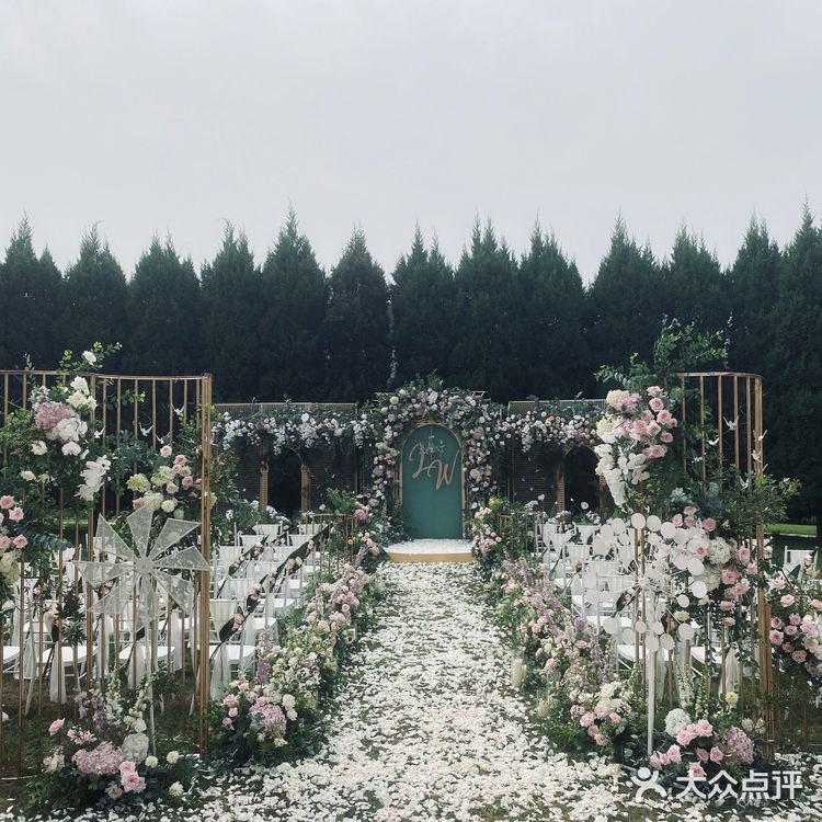 草坪婚礼真的好美呀