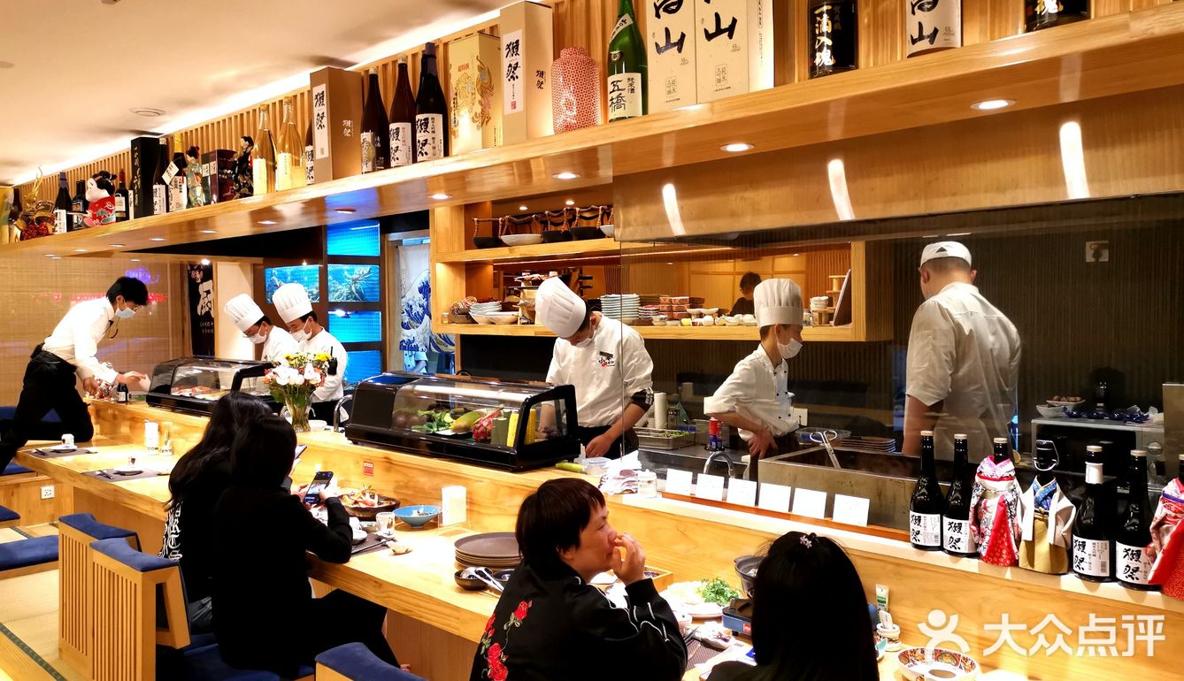 发饰挂件，还有扇子之类的