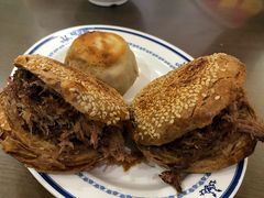 烧饼夹烧牛羊肉-老爆肚满五香烧牛羊肉