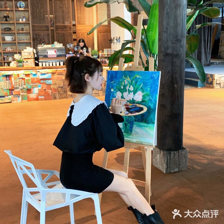 青岛首家油画咖啡厅🎨就藏在金沙滩啤酒城‼️